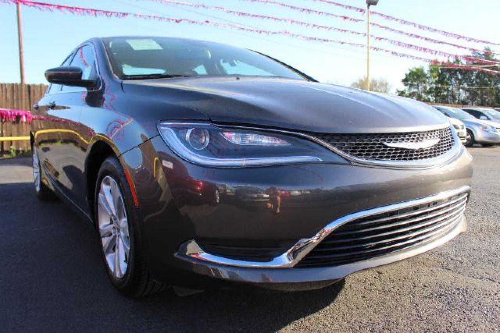 2015 GRAY Chrysler 200 Limited (1C3CCCAB8FN) with an 2.4L L4 DOHC 16V engine, 9-Speed Automatic transmission, located at 2715 W Pioneer Pkwy, Arlington, TX, 76013, (817) 265-9009, 32.710262, -97.153236 - Photo#4