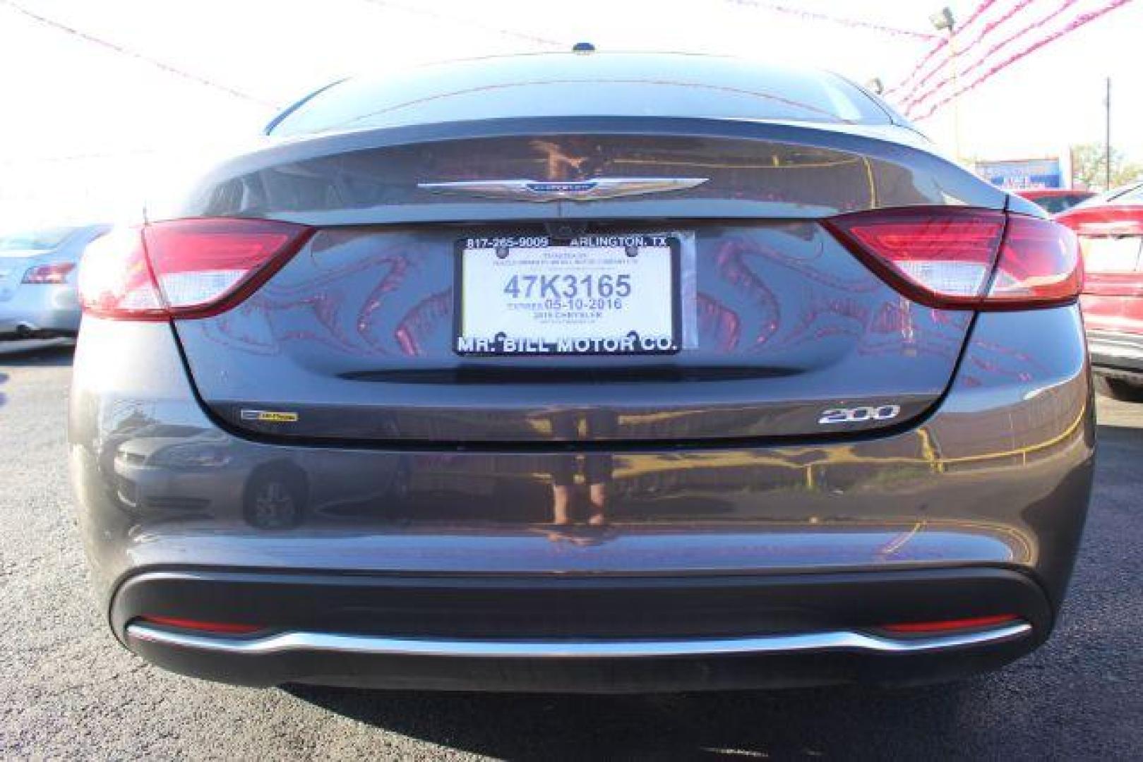 2015 GRAY Chrysler 200 Limited (1C3CCCAB8FN) with an 2.4L L4 DOHC 16V engine, 9-Speed Automatic transmission, located at 2715 W Pioneer Pkwy, Arlington, TX, 76013, (817) 265-9009, 32.710262, -97.153236 - Photo#6