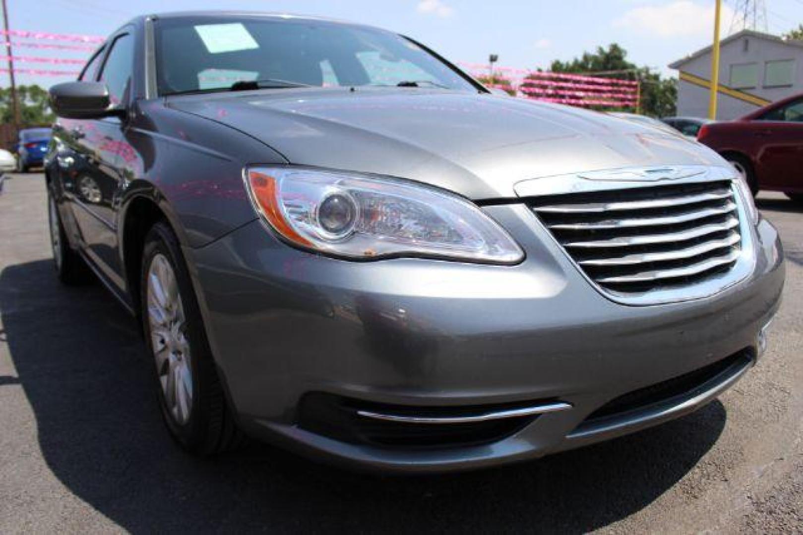 2013 GRAY Chrysler 200 LX (1C3CCBAB5DN) with an 2.4L L4 DOHC 16V engine, 6-Speed Automatic transmission, located at 2715 W Pioneer Pkwy, Arlington, TX, 76013, (817) 265-9009, 32.710262, -97.153236 - Photo#4