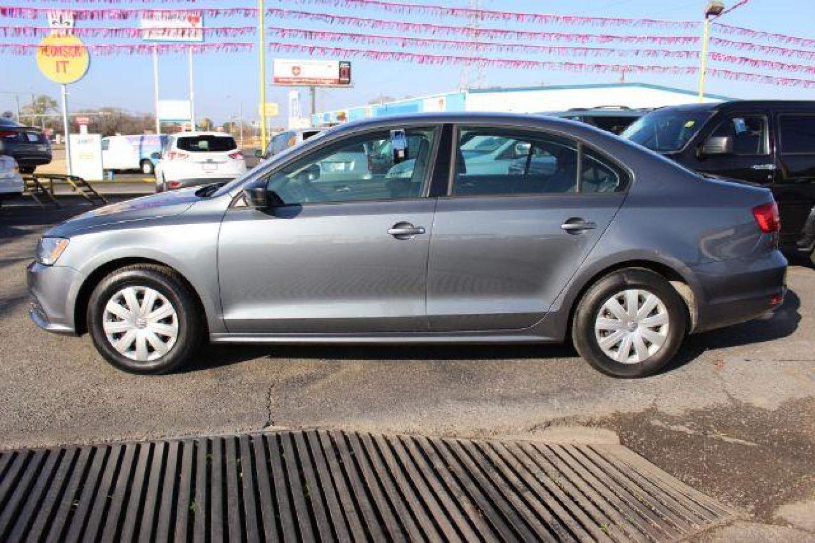 2015 GRAY VOLKSWAGEN JETTA . (3VW2K7AJ3FM) , located at 2715 W Pioneer Pkwy, Arlington, TX, 76013, (817) 265-9009, 32.710262, -97.153236 - Photo#1