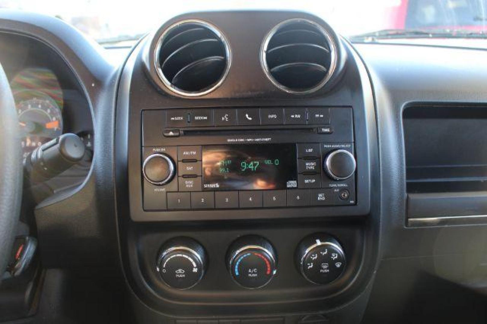 2016 Gray Jeep Patriot Sport 2WD (1C4NJPBB3GD) with an 2.4L L4 DOHC 16V engine, located at 2715 W Pioneer Pkwy, Arlington, TX, 76013, (817) 265-9009, 32.710262, -97.153236 - Photo#16