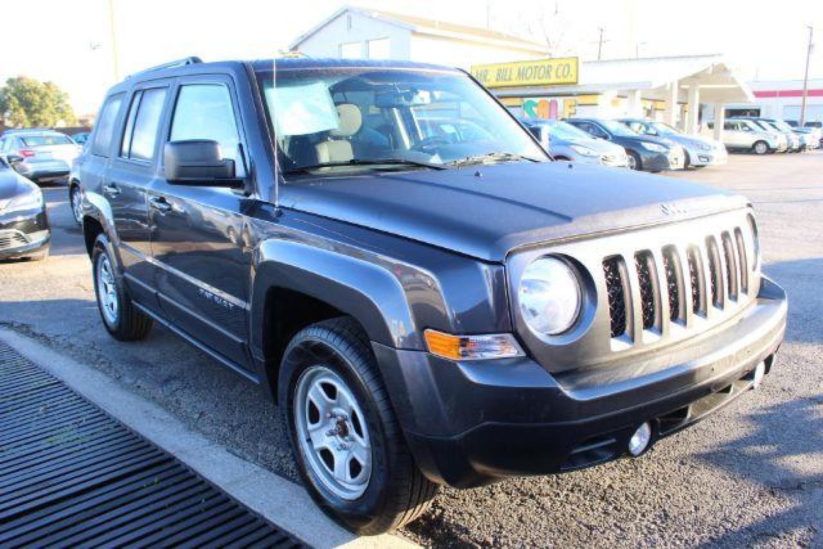 2016 Gray Jeep Patriot Sport 2WD (1C4NJPBB3GD) with an 2.4L L4 DOHC 16V engine, located at 2715 W Pioneer Pkwy, Arlington, TX, 76013, (817) 265-9009, 32.710262, -97.153236 - Photo#4