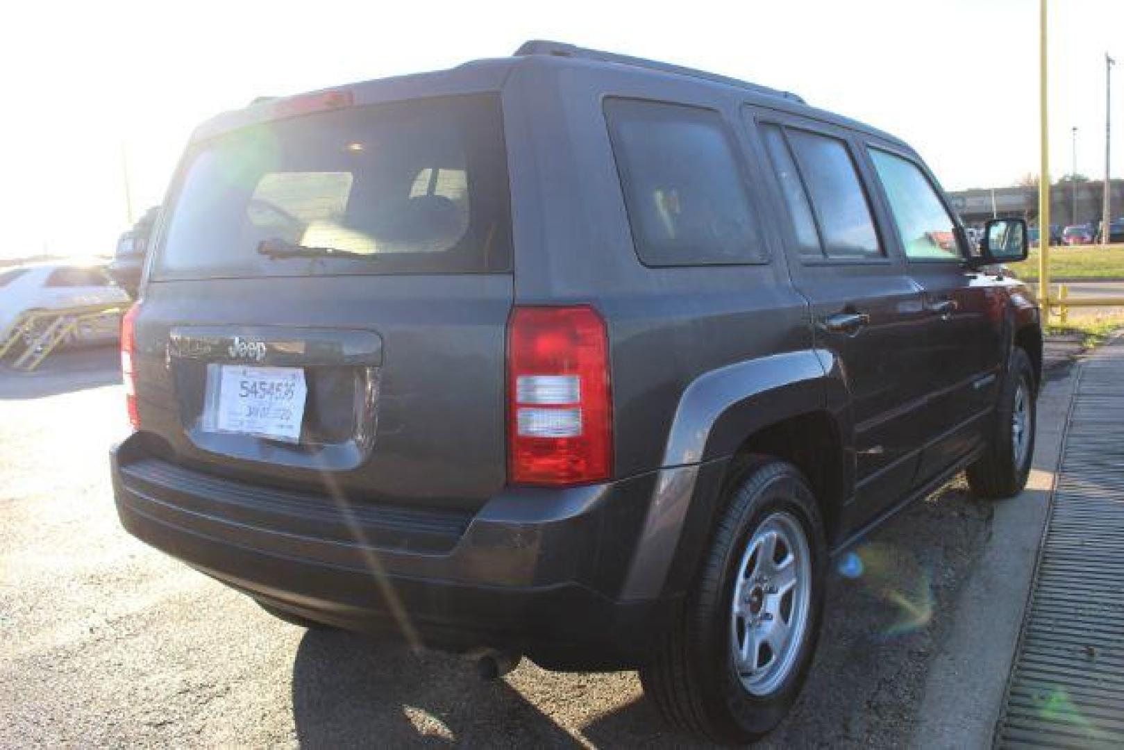 2016 Gray Jeep Patriot Sport 2WD (1C4NJPBB3GD) with an 2.4L L4 DOHC 16V engine, located at 2715 W Pioneer Pkwy, Arlington, TX, 76013, (817) 265-9009, 32.710262, -97.153236 - Photo#5