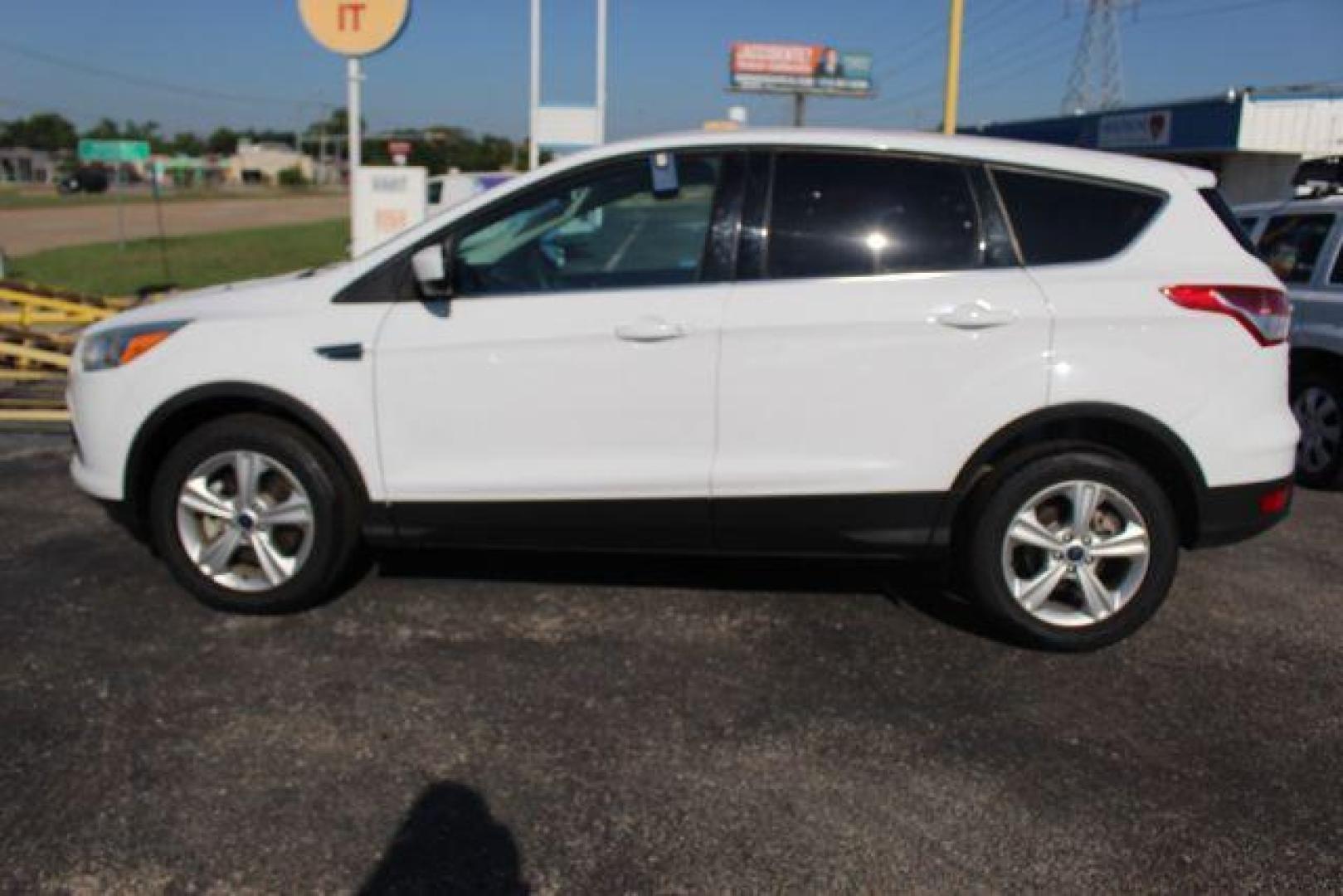 2013 WHITE Ford Escape SE 4WD (1FMCU9GX8DU) with an 1.6L L4 DOHC 16V engine, 6-Speed Automatic transmission, located at 2715 W Pioneer Pkwy, Arlington, TX, 76013, (817) 265-9009, 32.710262, -97.153236 - Photo#1