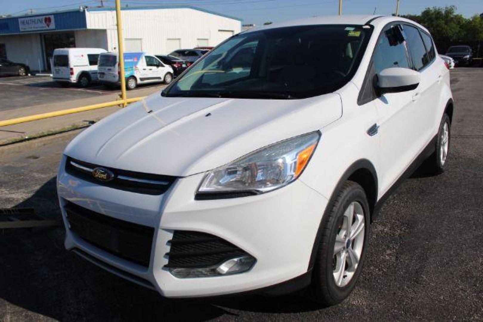 2013 WHITE Ford Escape SE 4WD (1FMCU9GX8DU) with an 1.6L L4 DOHC 16V engine, 6-Speed Automatic transmission, located at 2715 W Pioneer Pkwy, Arlington, TX, 76013, (817) 265-9009, 32.710262, -97.153236 - Photo#2