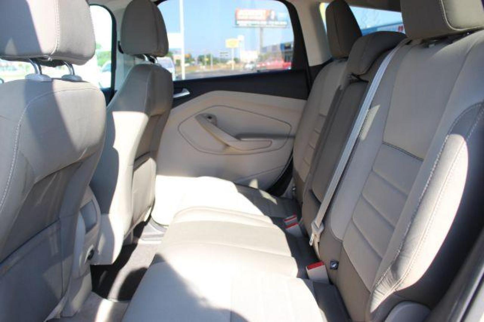 2013 WHITE Ford Escape SE 4WD (1FMCU9GX8DU) with an 1.6L L4 DOHC 16V engine, 6-Speed Automatic transmission, located at 2715 W Pioneer Pkwy, Arlington, TX, 76013, (817) 265-9009, 32.710262, -97.153236 - Photo#7