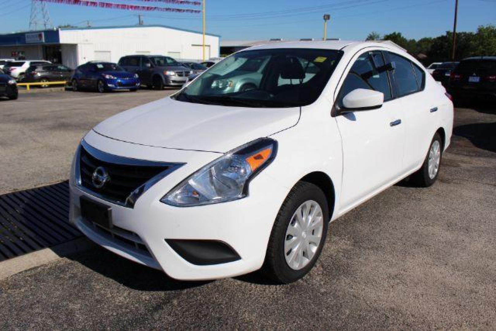 2019 WHITE Nissan Versa 1.6 SV Sedan (3N1CN7AP5KL) with an 1.6L L4 DOHC 16V engine, Continuously Variabl transmission, located at 2715 W Pioneer Pkwy, Arlington, TX, 76013, (817) 265-9009, 32.710262, -97.153236 - Photo#2