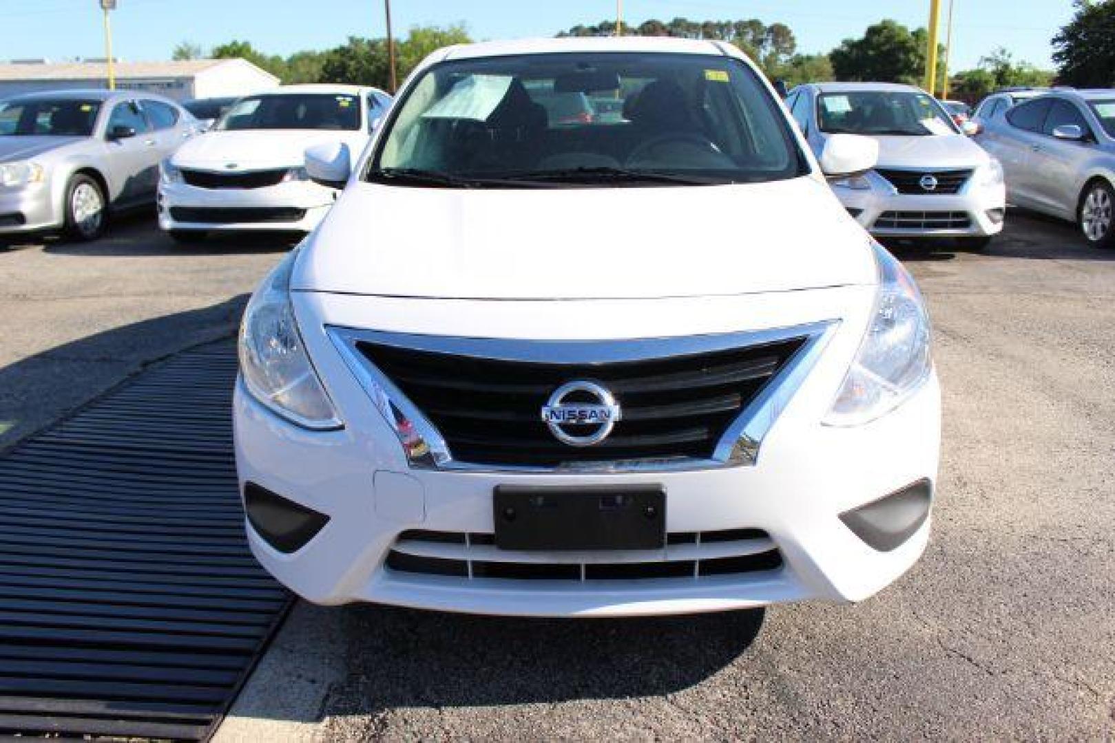 2019 WHITE Nissan Versa 1.6 SV Sedan (3N1CN7AP5KL) with an 1.6L L4 DOHC 16V engine, Continuously Variabl transmission, located at 2715 W Pioneer Pkwy, Arlington, TX, 76013, (817) 265-9009, 32.710262, -97.153236 - Photo#3