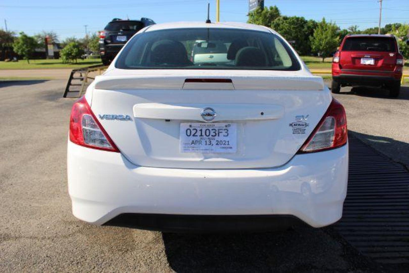 2019 WHITE Nissan Versa 1.6 SV Sedan (3N1CN7AP5KL) with an 1.6L L4 DOHC 16V engine, Continuously Variabl transmission, located at 2715 W Pioneer Pkwy, Arlington, TX, 76013, (817) 265-9009, 32.710262, -97.153236 - Photo#6