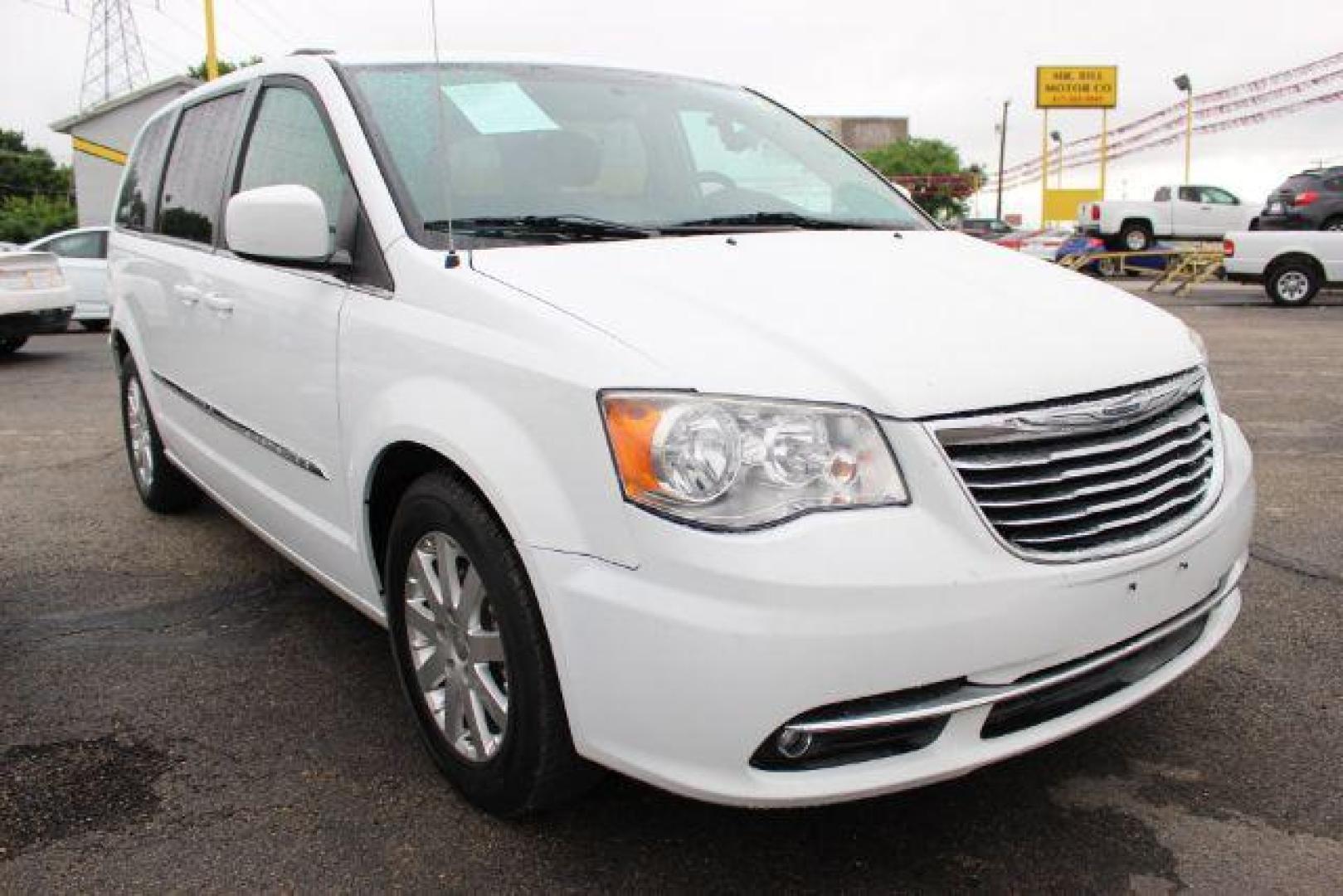 2014 Chrysler Town and Country Touring (2C4RC1BG6ER) with an 3.6L V6 DOHC 24V engine, 6-Speed Automatic transmission, located at 2715 W Pioneer Pkwy, Arlington, TX, 76013, (817) 265-9009, 32.710262, -97.153236 - Photo#4