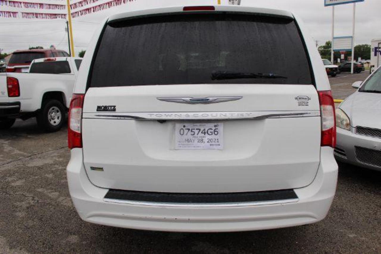 2014 Chrysler Town and Country Touring (2C4RC1BG6ER) with an 3.6L V6 DOHC 24V engine, 6-Speed Automatic transmission, located at 2715 W Pioneer Pkwy, Arlington, TX, 76013, (817) 265-9009, 32.710262, -97.153236 - Photo#6