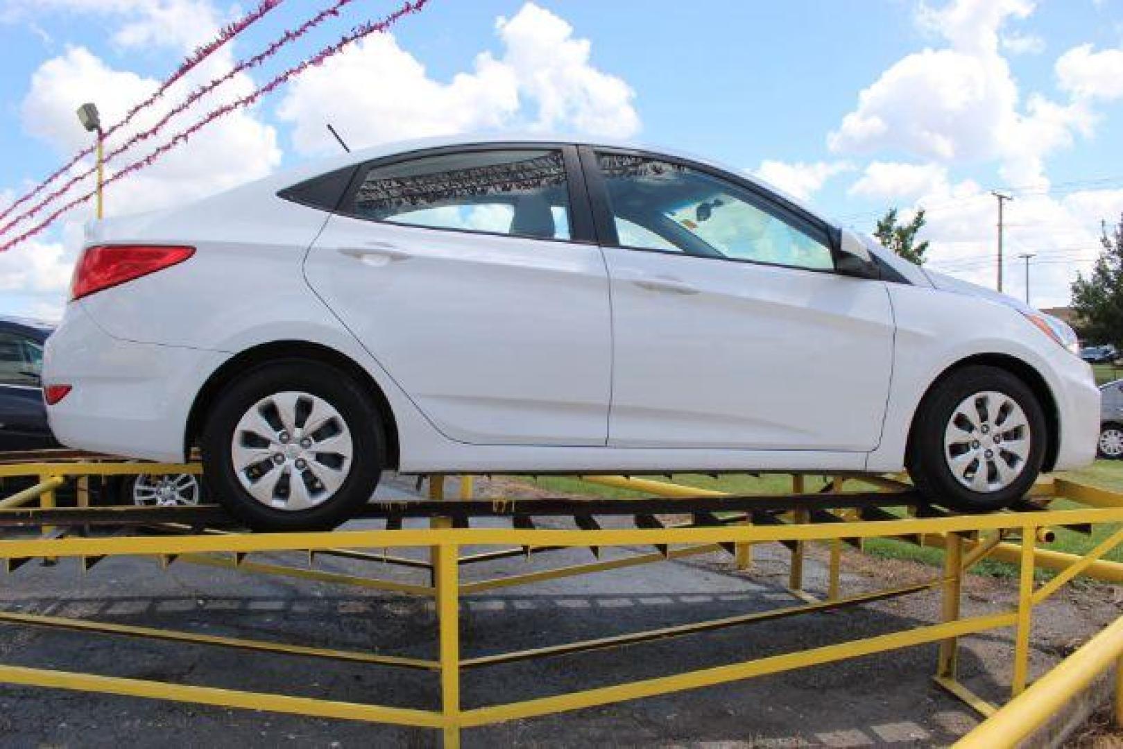 2017 White Hyundai Accent SE 4-Door 6A (KMHCT4AE3HU) with an 1.6L L4 DOHC 16V engine, 6-Speed Automatic transmission, located at 2715 W Pioneer Pkwy, Arlington, TX, 76013, (817) 265-9009, 32.710262, -97.153236 - Photo#4