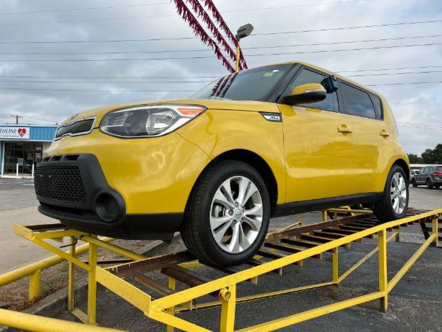 2014 YELLOW Kia Soul + (KNDJP3A55E7) with an 2.0L L4 DOHC 16V engine, 6-Speed Automatic transmission, located at 2715 W Pioneer Pkwy, Arlington, TX, 76013, (817) 265-9009, 32.710262, -97.153236 - Photo#2