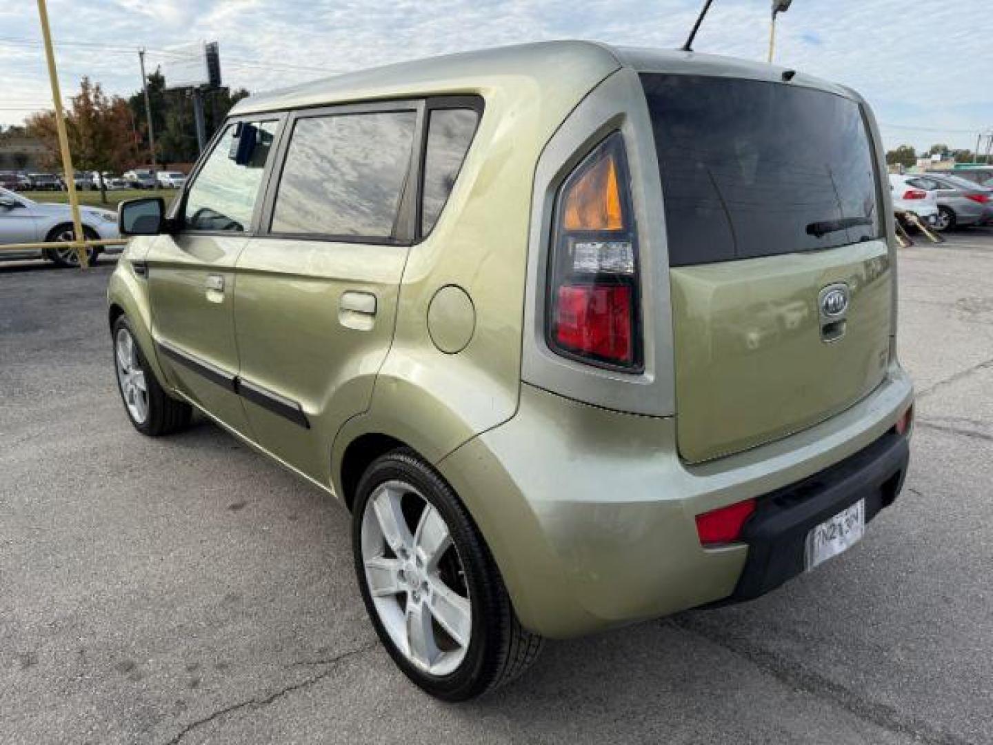 2010 Green Kia Soul ! (KNDJT2A27A7) with an 2.0L L4 DOHC 16V engine, located at 2715 W Pioneer Pkwy, Arlington, TX, 76013, (817) 265-9009, 32.710262, -97.153236 - Photo#9