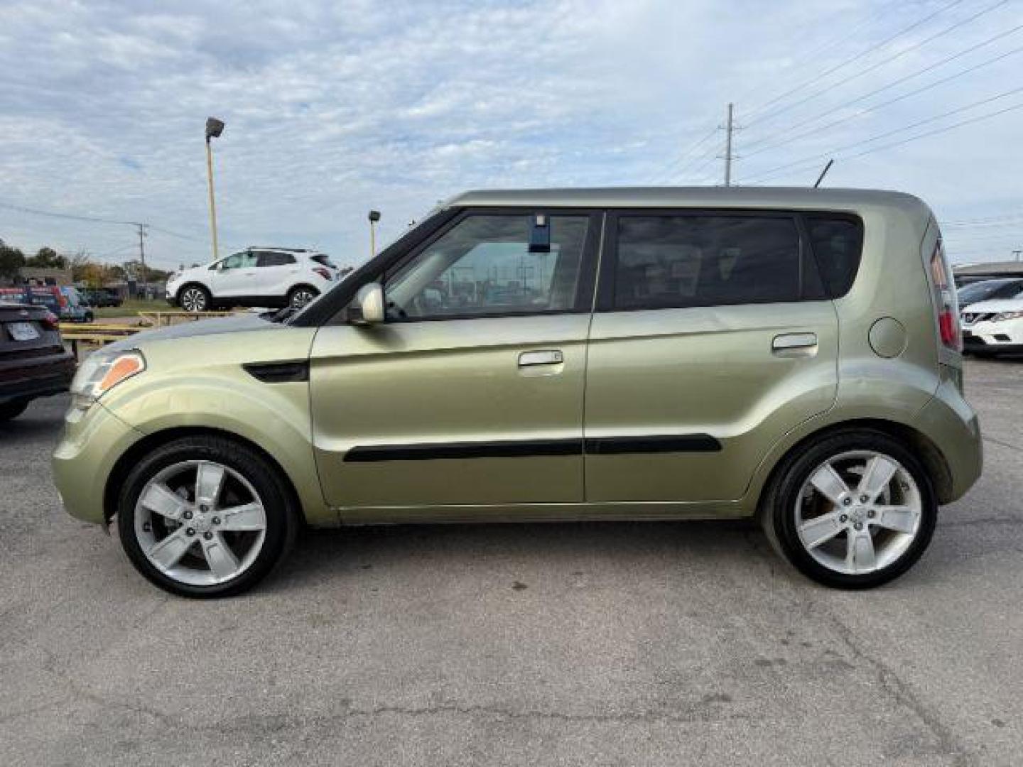 2010 Green Kia Soul ! (KNDJT2A27A7) with an 2.0L L4 DOHC 16V engine, located at 2715 W Pioneer Pkwy, Arlington, TX, 76013, (817) 265-9009, 32.710262, -97.153236 - Photo#2