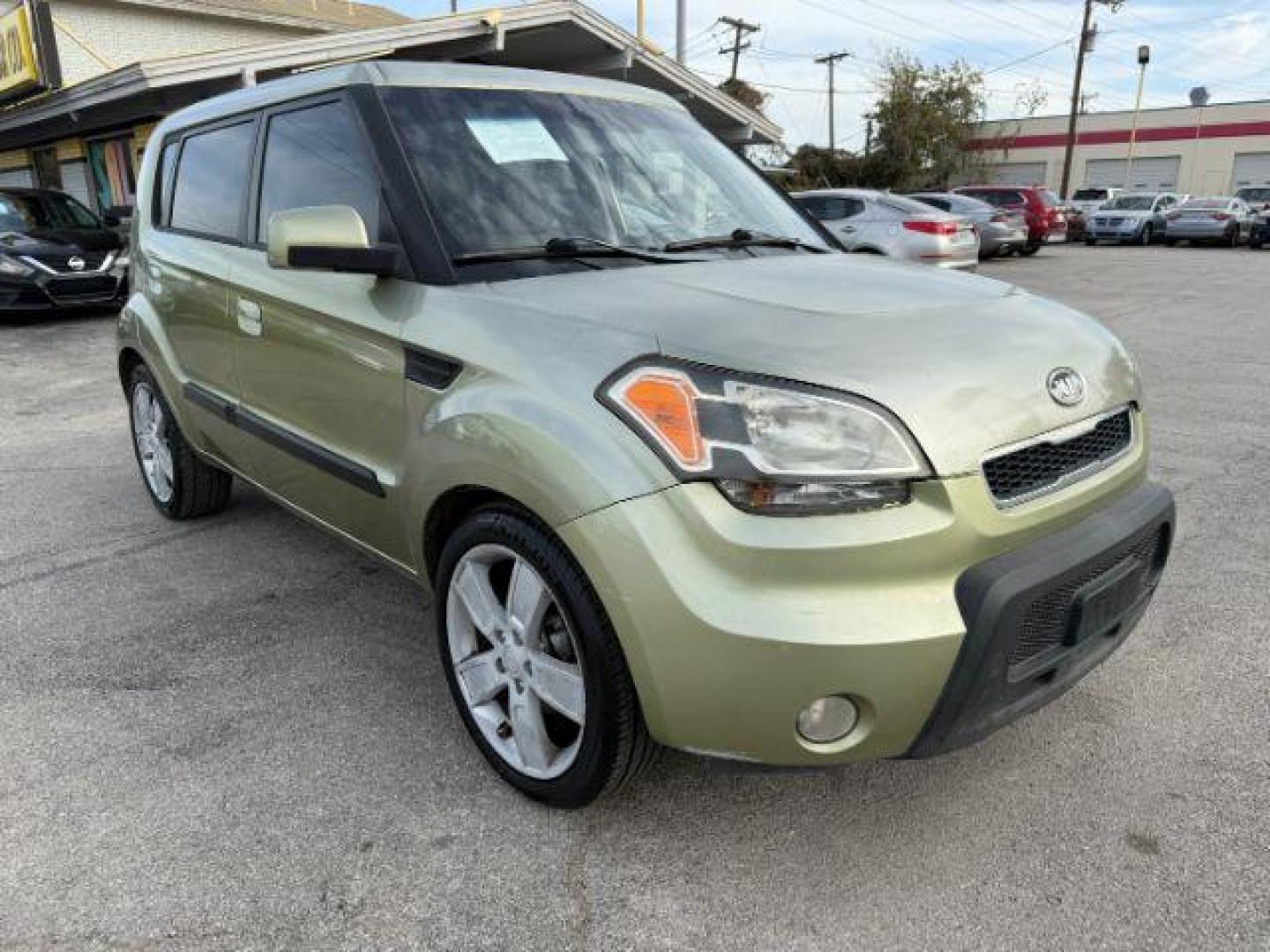 2010 Green Kia Soul ! (KNDJT2A27A7) with an 2.0L L4 DOHC 16V engine, located at 2715 W Pioneer Pkwy, Arlington, TX, 76013, (817) 265-9009, 32.710262, -97.153236 - Photo#5