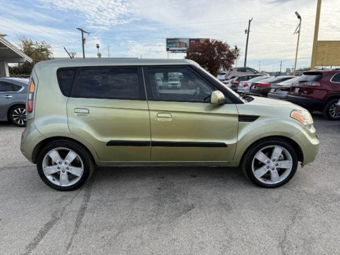 2010 Green Kia Soul ! (KNDJT2A27A7) with an 2.0L L4 DOHC 16V engine, located at 2715 W Pioneer Pkwy, Arlington, TX, 76013, (817) 265-9009, 32.710262, -97.153236 - Photo#6