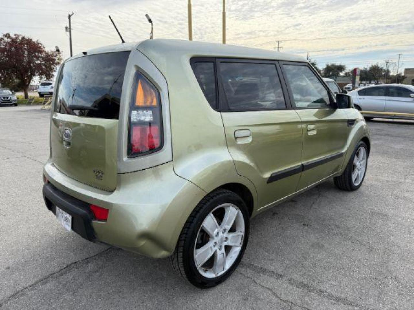 2010 Green Kia Soul ! (KNDJT2A27A7) with an 2.0L L4 DOHC 16V engine, located at 2715 W Pioneer Pkwy, Arlington, TX, 76013, (817) 265-9009, 32.710262, -97.153236 - Photo#7