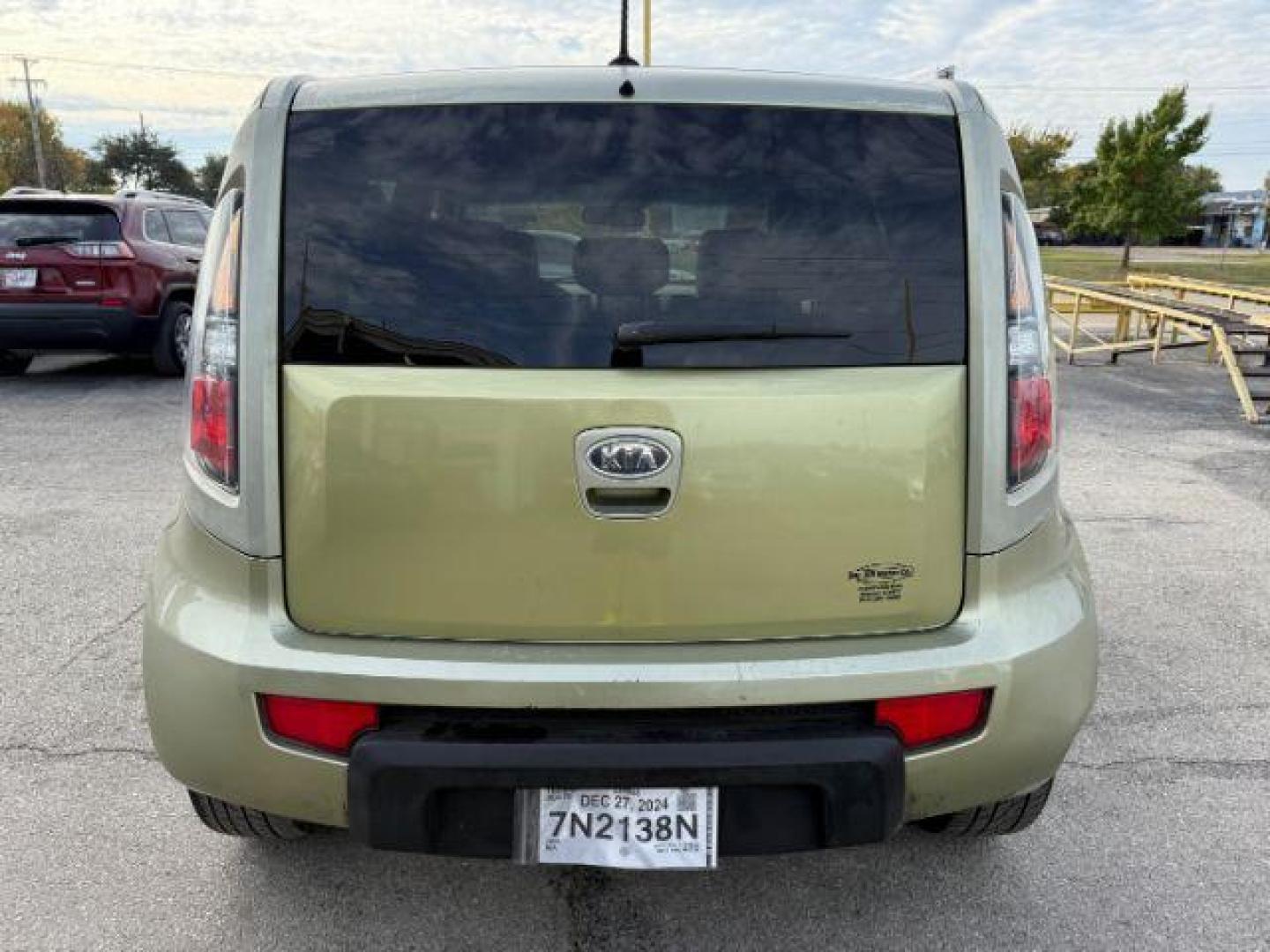 2010 Green Kia Soul ! (KNDJT2A27A7) with an 2.0L L4 DOHC 16V engine, located at 2715 W Pioneer Pkwy, Arlington, TX, 76013, (817) 265-9009, 32.710262, -97.153236 - Photo#8