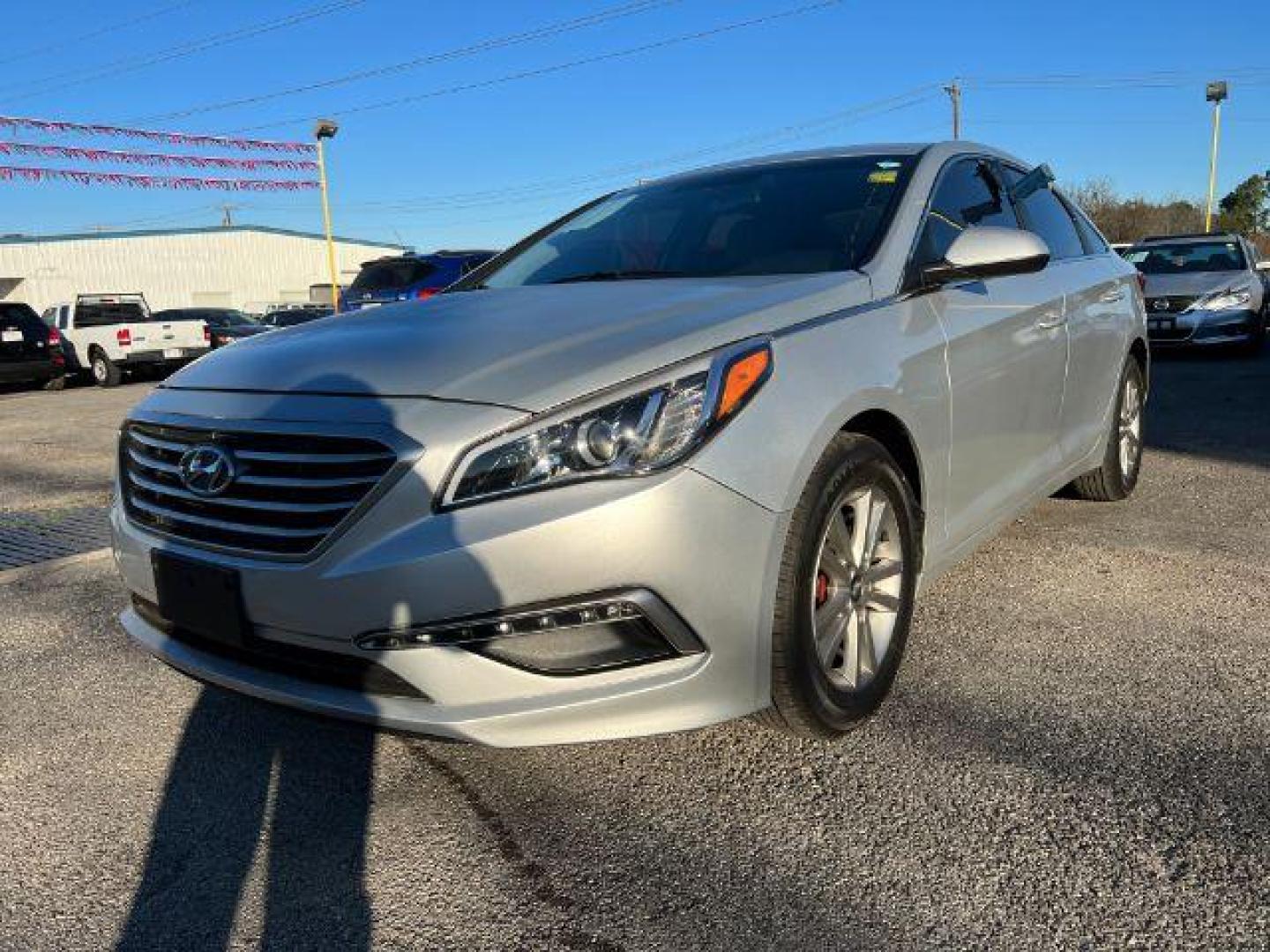 2015 SILVER Hyundai Sonata SE (5NPE24AF0FH) with an 2.4L L4 DOHC 16V engine, 7-Speed Automatic transmission, located at 2715 W Pioneer Pkwy, Arlington, TX, 76013, (817) 265-9009, 32.710262, -97.153236 - Photo#2