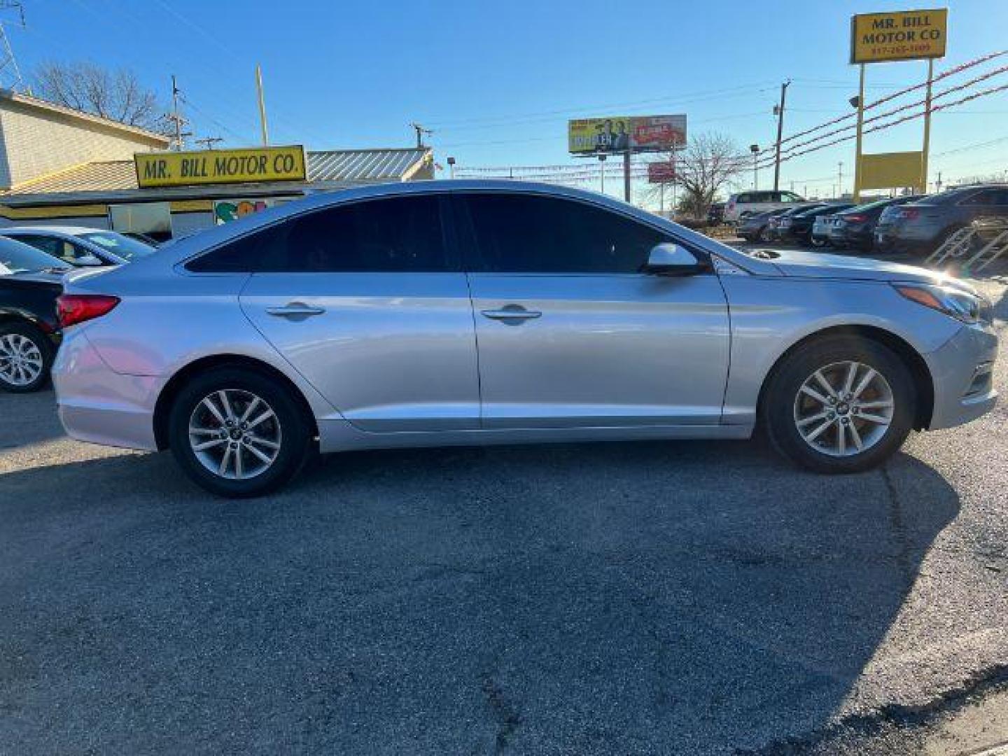 2015 SILVER Hyundai Sonata SE (5NPE24AF0FH) with an 2.4L L4 DOHC 16V engine, 7-Speed Automatic transmission, located at 2715 W Pioneer Pkwy, Arlington, TX, 76013, (817) 265-9009, 32.710262, -97.153236 - Photo#5