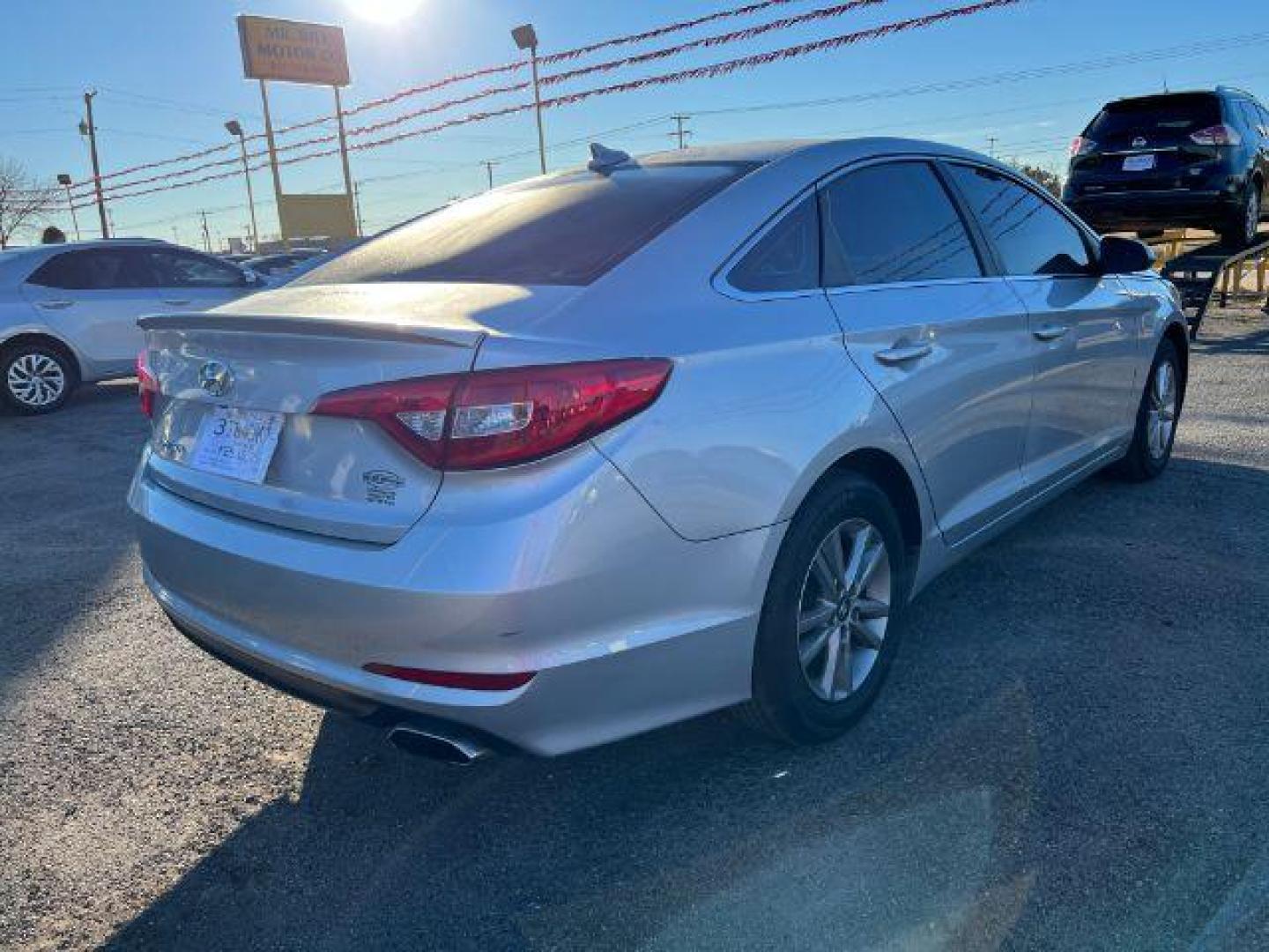 2015 SILVER Hyundai Sonata SE (5NPE24AF0FH) with an 2.4L L4 DOHC 16V engine, 7-Speed Automatic transmission, located at 2715 W Pioneer Pkwy, Arlington, TX, 76013, (817) 265-9009, 32.710262, -97.153236 - Photo#6