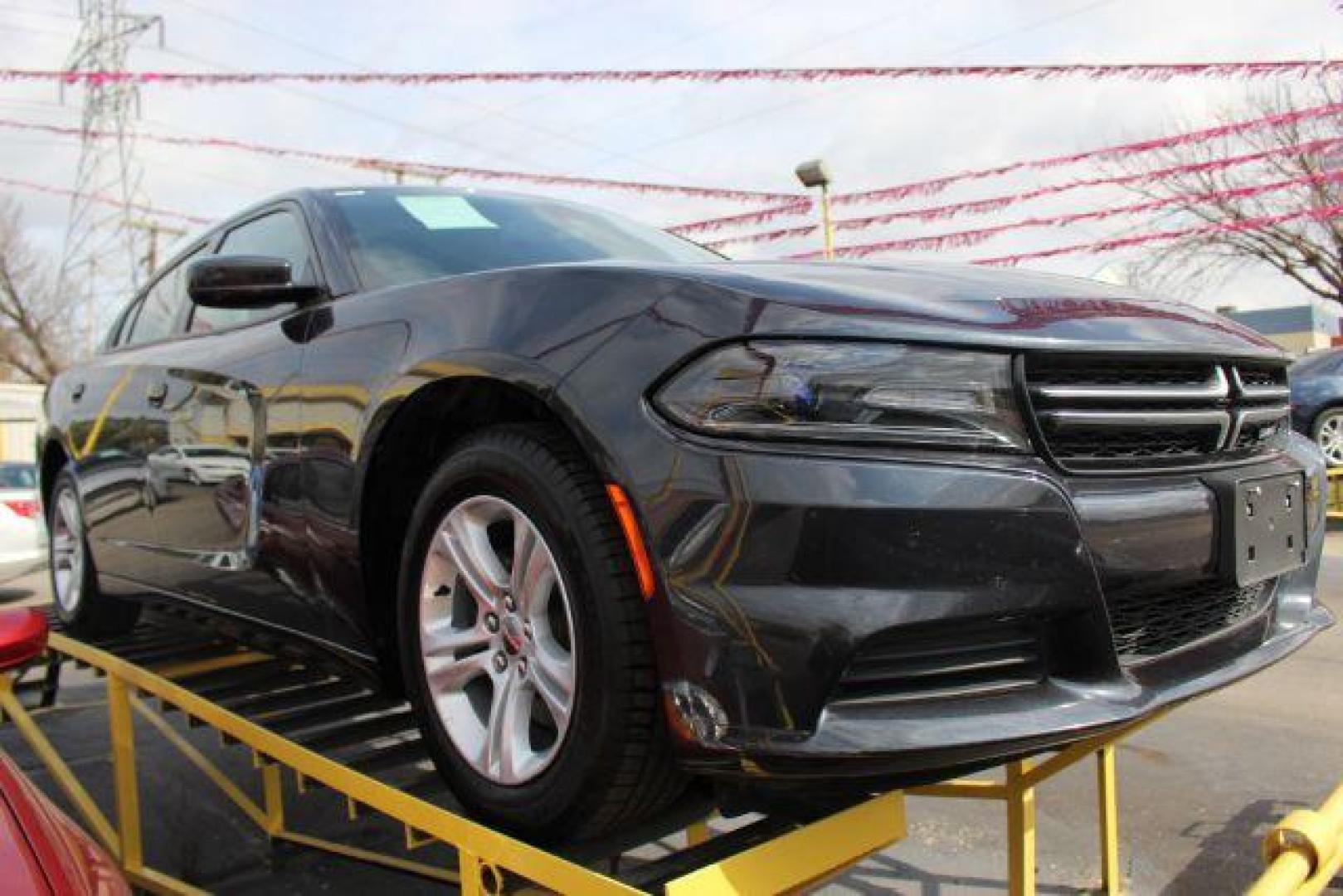 2016 BLACK Dodge Charger SE (2C3CDXBG8GH) with an 3.6L V6 DOHC 24V engine, 8-Speed Automatic transmission, located at 2715 W Pioneer Pkwy, Arlington, TX, 76013, (817) 265-9009, 32.710262, -97.153236 - Photo#4