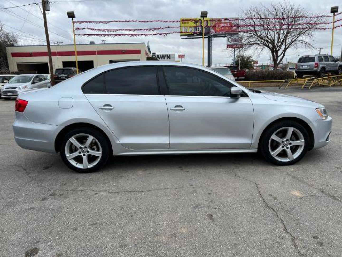 2013 SILVER Volkswagen Jetta SE (3VWDP7AJ9DM) with an 2.5L L5 DOHC 20V engine, located at 2715 W Pioneer Pkwy, Arlington, TX, 76013, (817) 265-9009, 32.710262, -97.153236 - Photo#6