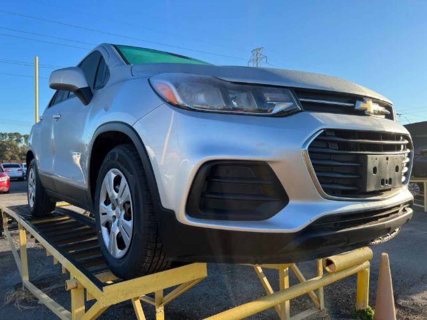 2017 SILVER Chevrolet Trax LS FWD (KL7CJKSB4HB) with an 1.4L L4 DOHC 16V engine, 6-Speed Automatic transmission, located at 2715 W Pioneer Pkwy, Arlington, TX, 76013, (817) 265-9009, 32.710262, -97.153236 - Photo#4