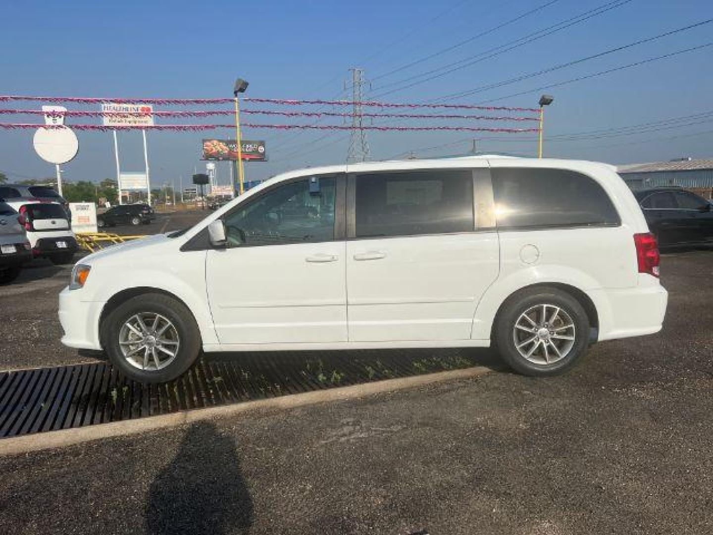 2016 WHITE Dodge Grand Caravan SE (2C4RDGBGXGR) with an 3.6L V6 DOHC 24V engine, 6-Speed Automatic transmission, located at 2715 W Pioneer Pkwy, Arlington, TX, 76013, (817) 265-9009, 32.710262, -97.153236 - Photo#1