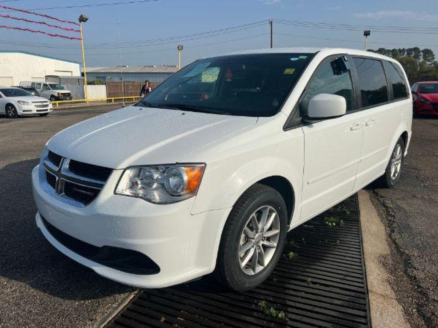 2016 WHITE Dodge Grand Caravan SE (2C4RDGBGXGR) with an 3.6L V6 DOHC 24V engine, 6-Speed Automatic transmission, located at 2715 W Pioneer Pkwy, Arlington, TX, 76013, (817) 265-9009, 32.710262, -97.153236 - Photo#2