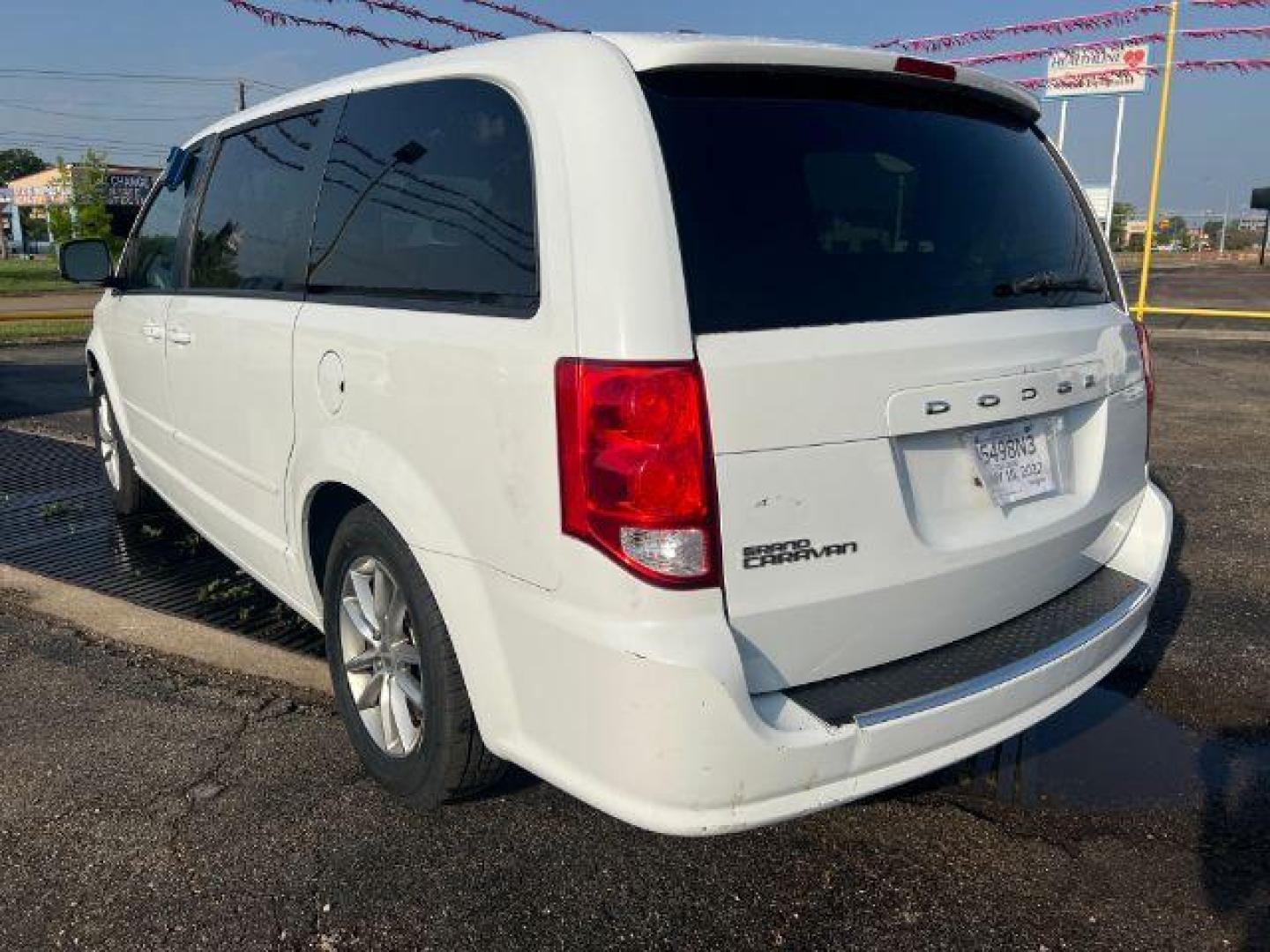 2016 WHITE Dodge Grand Caravan SE (2C4RDGBGXGR) with an 3.6L V6 DOHC 24V engine, 6-Speed Automatic transmission, located at 2715 W Pioneer Pkwy, Arlington, TX, 76013, (817) 265-9009, 32.710262, -97.153236 - Photo#7