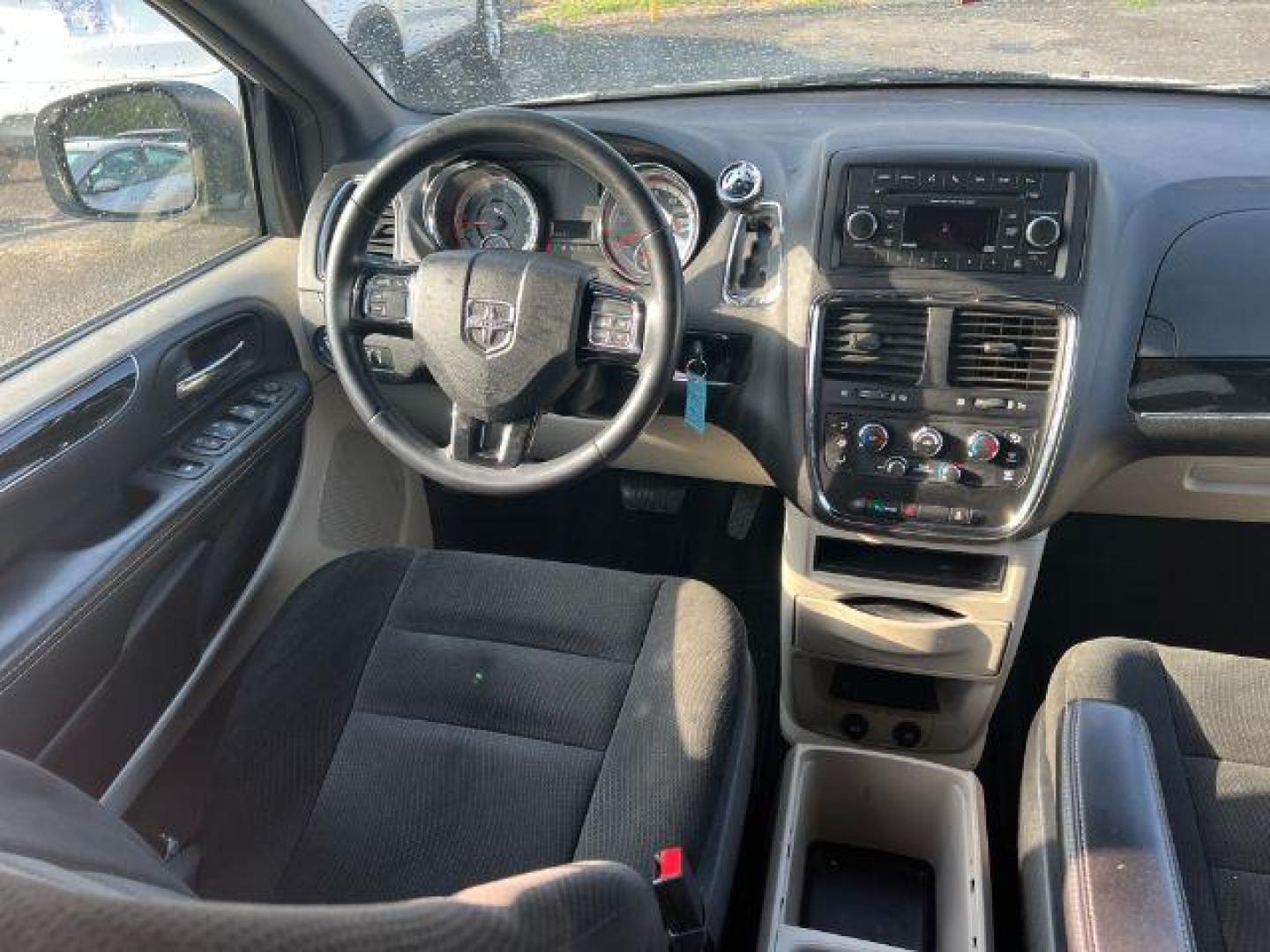 2016 WHITE Dodge Grand Caravan SE (2C4RDGBGXGR) with an 3.6L V6 DOHC 24V engine, 6-Speed Automatic transmission, located at 2715 W Pioneer Pkwy, Arlington, TX, 76013, (817) 265-9009, 32.710262, -97.153236 - Photo#15