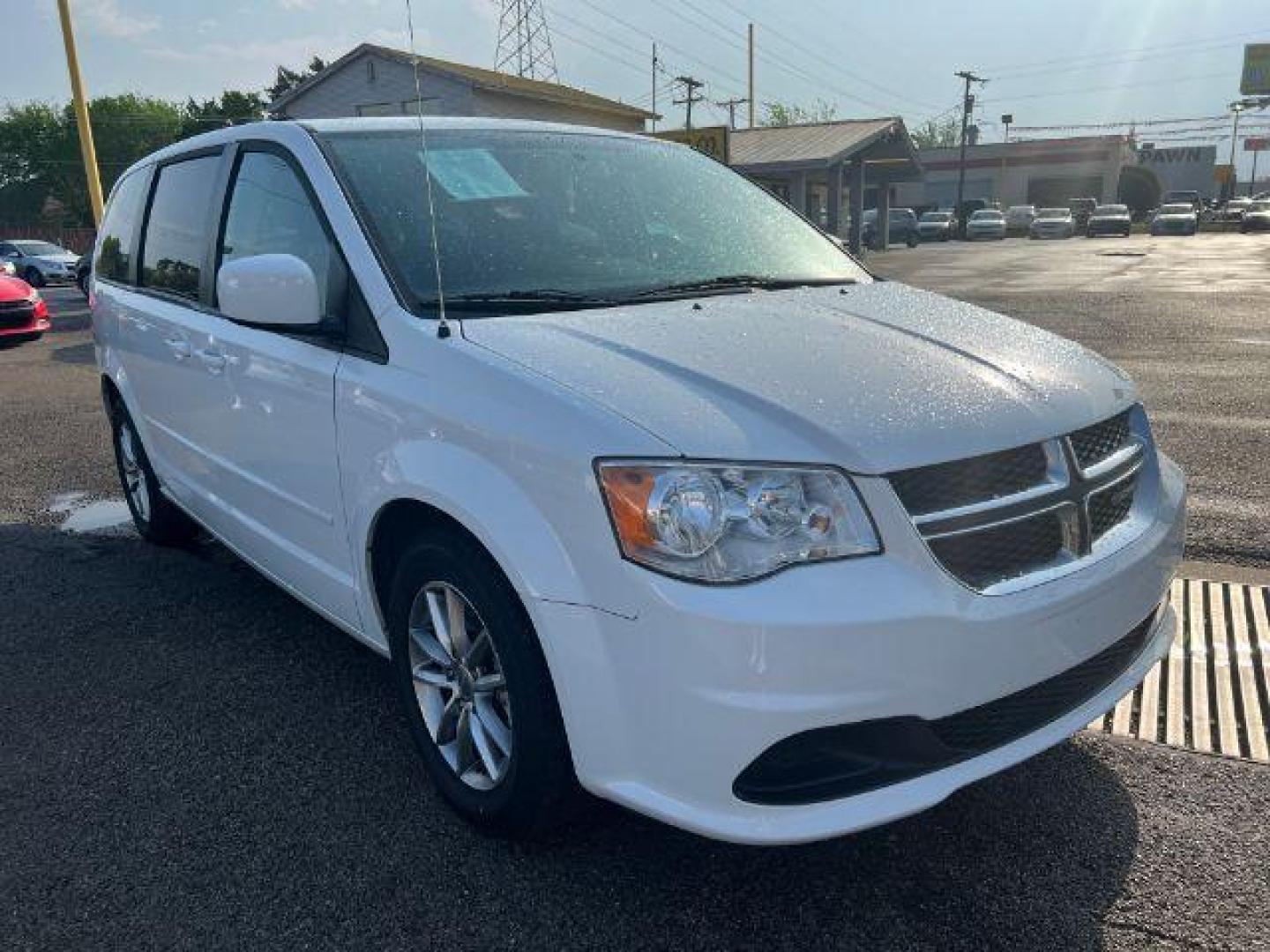 2016 WHITE Dodge Grand Caravan SE (2C4RDGBGXGR) with an 3.6L V6 DOHC 24V engine, 6-Speed Automatic transmission, located at 2715 W Pioneer Pkwy, Arlington, TX, 76013, (817) 265-9009, 32.710262, -97.153236 - Photo#4