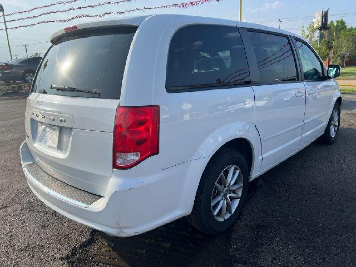 2016 WHITE Dodge Grand Caravan SE (2C4RDGBGXGR) with an 3.6L V6 DOHC 24V engine, 6-Speed Automatic transmission, located at 2715 W Pioneer Pkwy, Arlington, TX, 76013, (817) 265-9009, 32.710262, -97.153236 - Photo#5