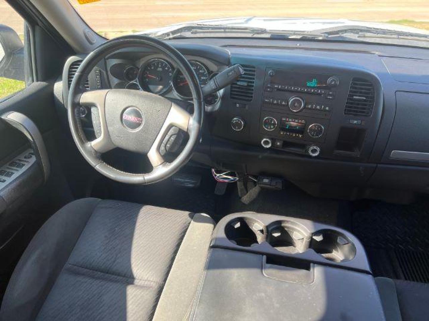 2009 WHITE GMC Sierra 1500 SLE1 Crew Cab 4WD (3GTEK23399G) with an 5.3L V8 OHV 16V FFV engine, 6-Speed Automatic transmission, located at 2715 W Pioneer Pkwy, Arlington, TX, 76013, (817) 265-9009, 32.710262, -97.153236 - Photo#14