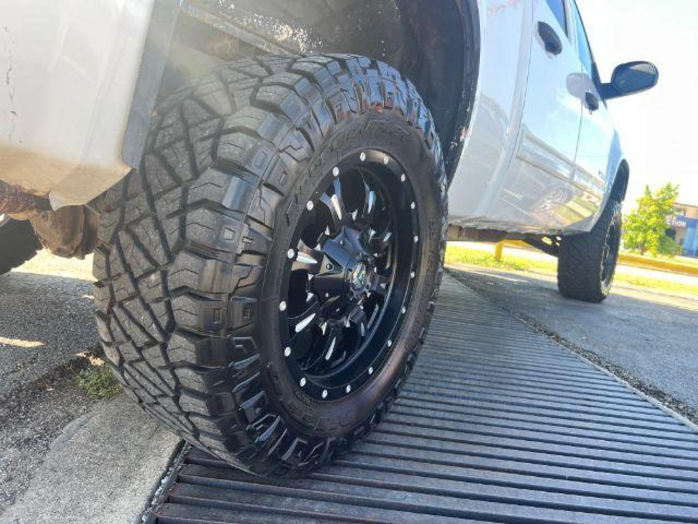 2009 WHITE GMC Sierra 1500 SLE1 Crew Cab 4WD (3GTEK23399G) with an 5.3L V8 OHV 16V FFV engine, 6-Speed Automatic transmission, located at 2715 W Pioneer Pkwy, Arlington, TX, 76013, (817) 265-9009, 32.710262, -97.153236 - Photo#8