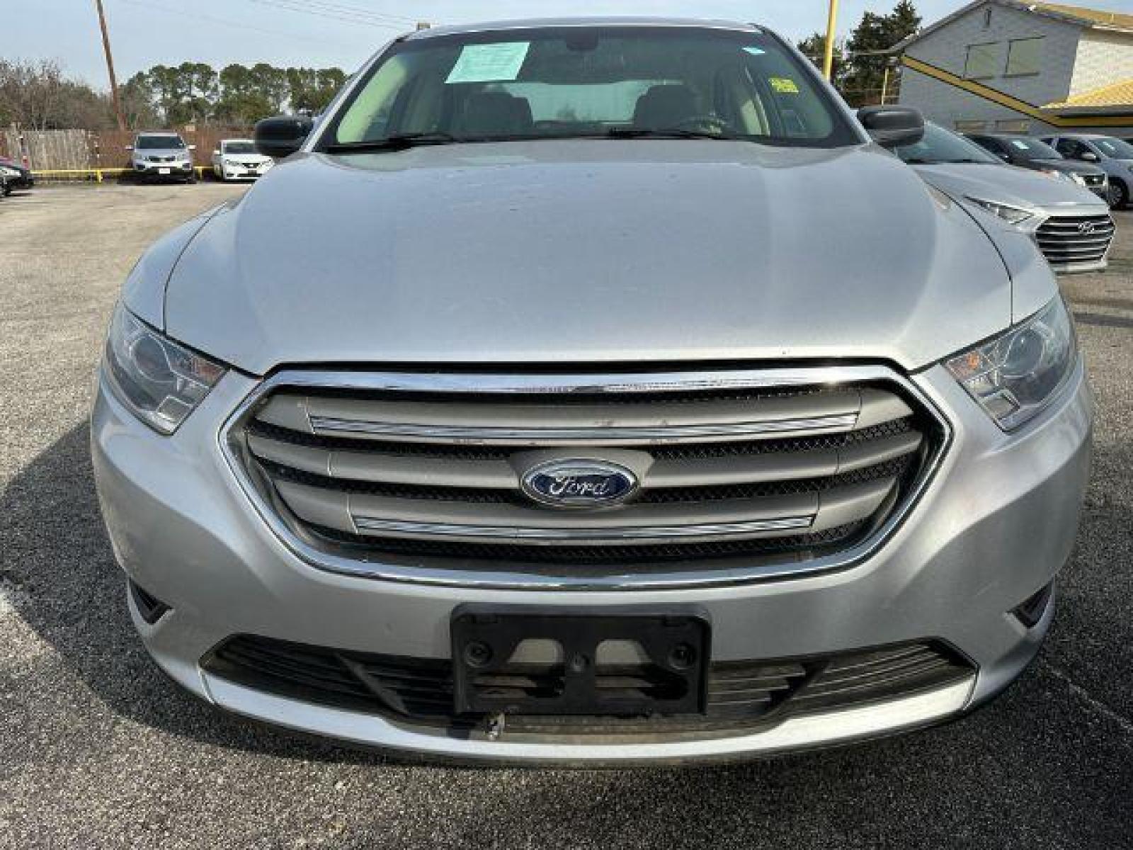 2016 SILVER Ford Taurus SE FWD (1FAHP2D8XGG) with an 3.5L V6 DOHC 24V engine, 6-Speed Automatic transmission, located at 2715 W Pioneer Pkwy, Arlington, TX, 76013, (817) 265-9009, 32.710262, -97.153236 - Photo #3
