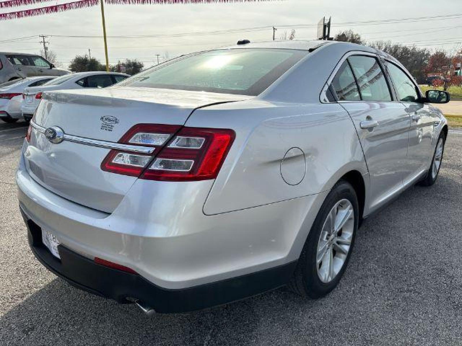 2016 SILVER Ford Taurus SE FWD (1FAHP2D8XGG) with an 3.5L V6 DOHC 24V engine, 6-Speed Automatic transmission, located at 2715 W Pioneer Pkwy, Arlington, TX, 76013, (817) 265-9009, 32.710262, -97.153236 - Photo #5