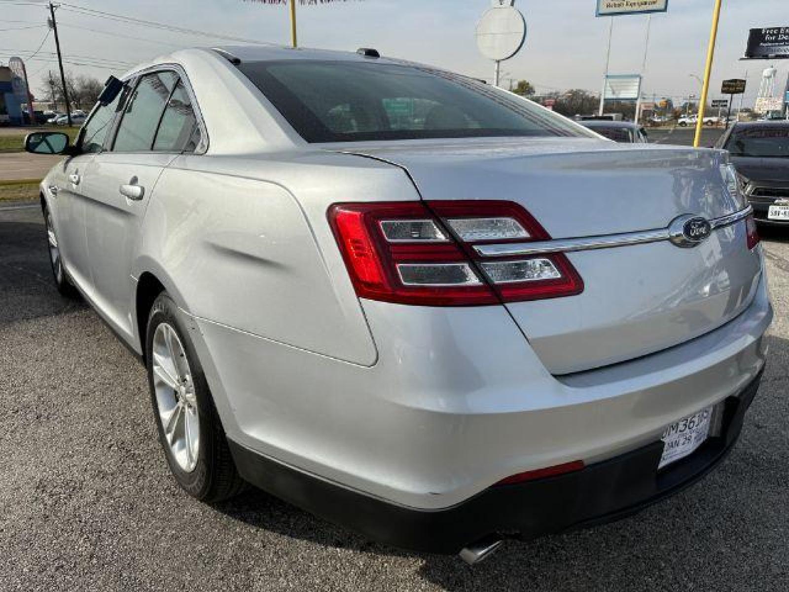 2016 SILVER Ford Taurus SE FWD (1FAHP2D8XGG) with an 3.5L V6 DOHC 24V engine, 6-Speed Automatic transmission, located at 2715 W Pioneer Pkwy, Arlington, TX, 76013, (817) 265-9009, 32.710262, -97.153236 - Photo #7