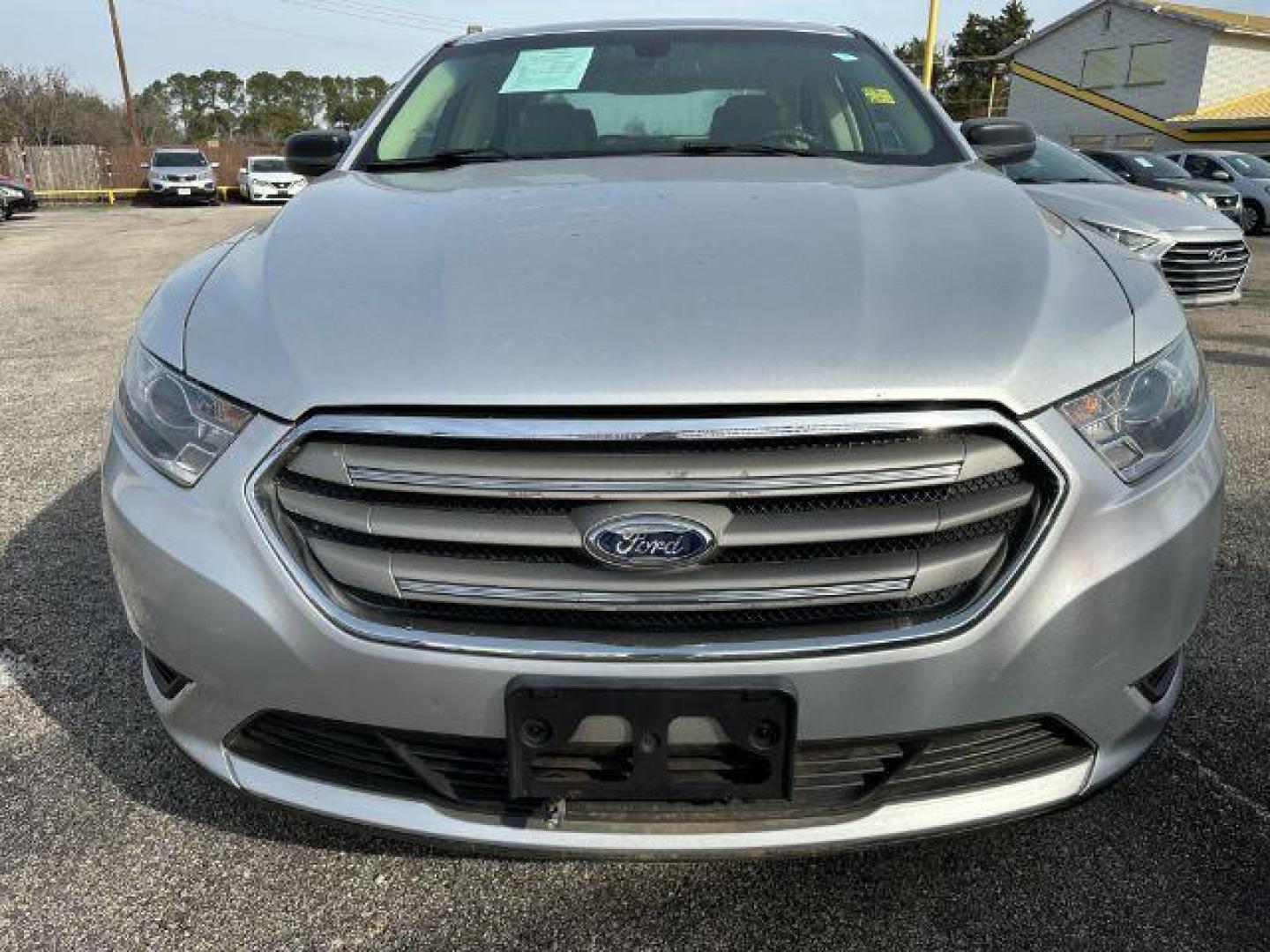 2016 SILVER Ford Taurus SE FWD (1FAHP2D8XGG) with an 3.5L V6 DOHC 24V engine, 6-Speed Automatic transmission, located at 2715 W Pioneer Pkwy, Arlington, TX, 76013, (817) 265-9009, 32.710262, -97.153236 - Photo#3