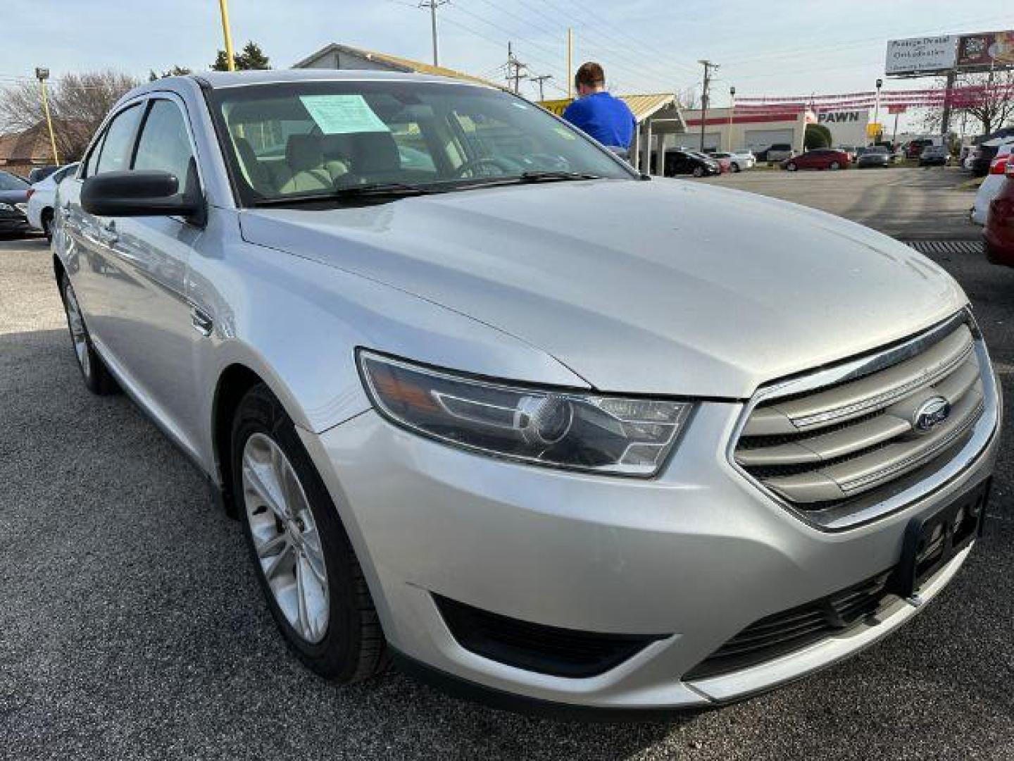 2016 SILVER Ford Taurus SE FWD (1FAHP2D8XGG) with an 3.5L V6 DOHC 24V engine, 6-Speed Automatic transmission, located at 2715 W Pioneer Pkwy, Arlington, TX, 76013, (817) 265-9009, 32.710262, -97.153236 - Photo#4