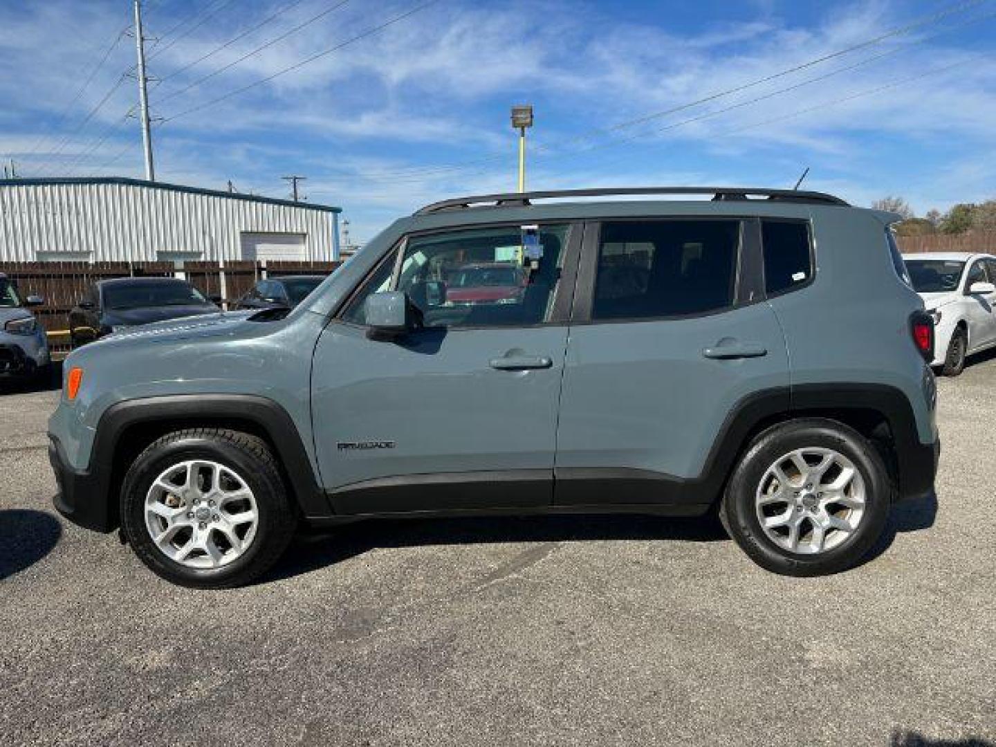 2017 GRAY Jeep Renegade Latitude FWD (ZACCJABB6HP) with an 2.4L L4 DOHC 16V engine, 6-Speed Manual transmission, located at 2715 W Pioneer Pkwy, Arlington, TX, 76013, (817) 265-9009, 32.710262, -97.153236 - Photo#1