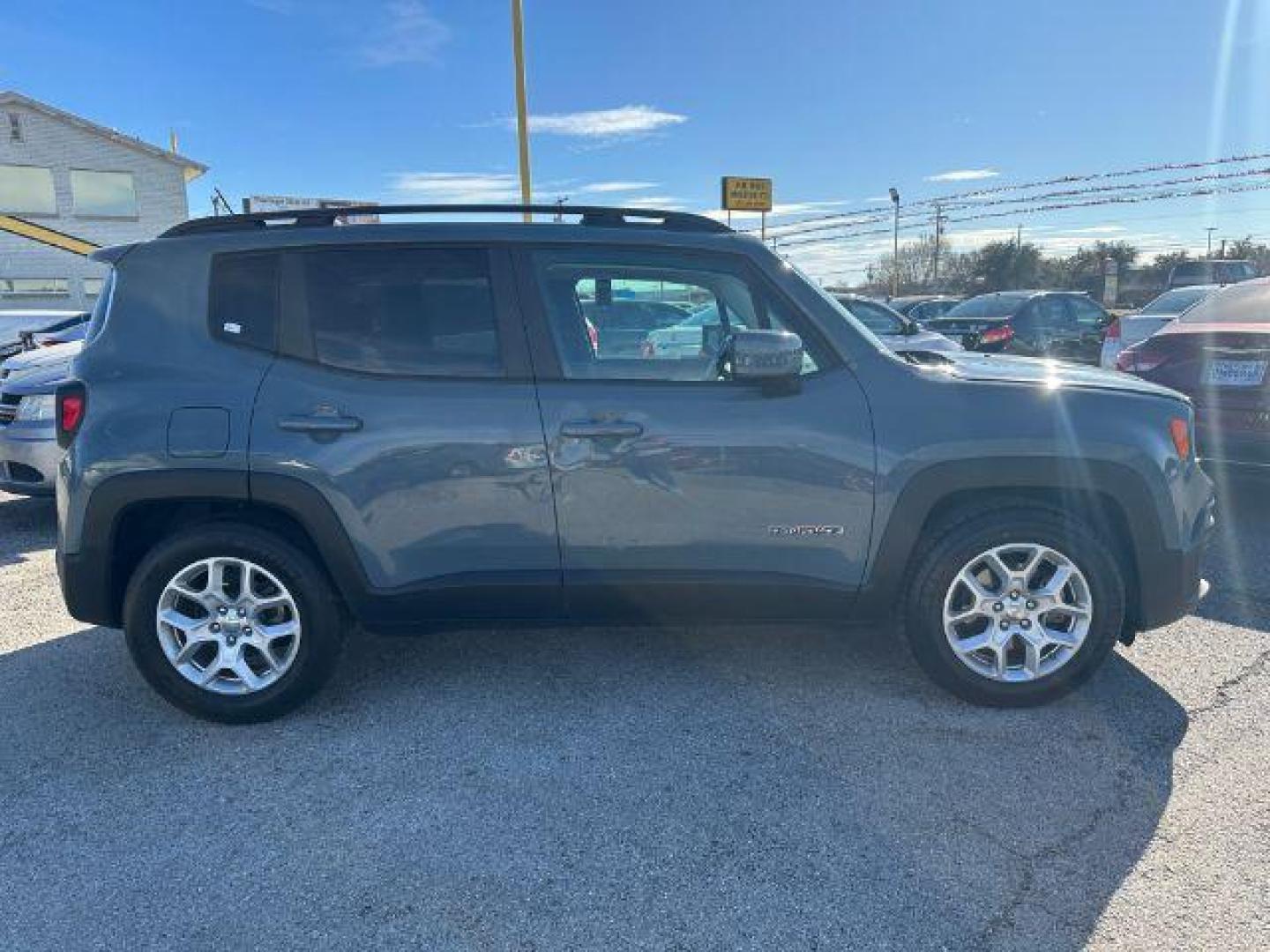 2017 GRAY Jeep Renegade Latitude FWD (ZACCJABB6HP) with an 2.4L L4 DOHC 16V engine, 6-Speed Manual transmission, located at 2715 W Pioneer Pkwy, Arlington, TX, 76013, (817) 265-9009, 32.710262, -97.153236 - Photo#5