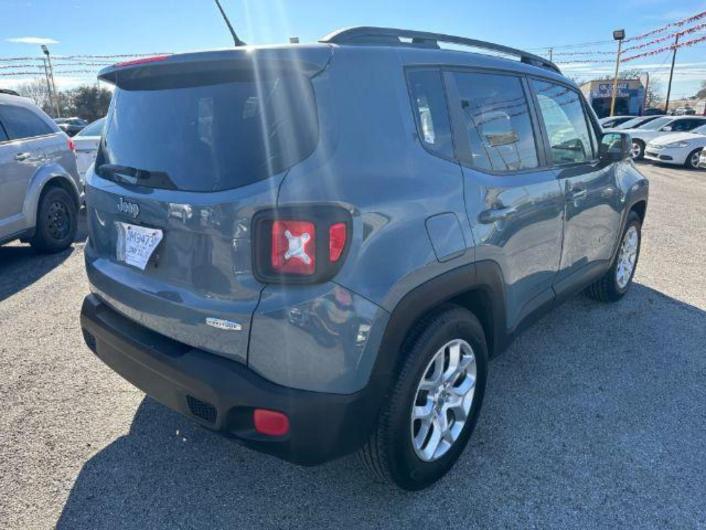 2017 GRAY Jeep Renegade Latitude FWD (ZACCJABB6HP) with an 2.4L L4 DOHC 16V engine, 6-Speed Manual transmission, located at 2715 W Pioneer Pkwy, Arlington, TX, 76013, (817) 265-9009, 32.710262, -97.153236 - Photo#6