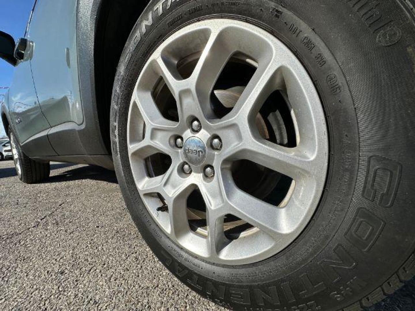 2017 GRAY Jeep Renegade Latitude FWD (ZACCJABB6HP) with an 2.4L L4 DOHC 16V engine, 6-Speed Manual transmission, located at 2715 W Pioneer Pkwy, Arlington, TX, 76013, (817) 265-9009, 32.710262, -97.153236 - Photo#7