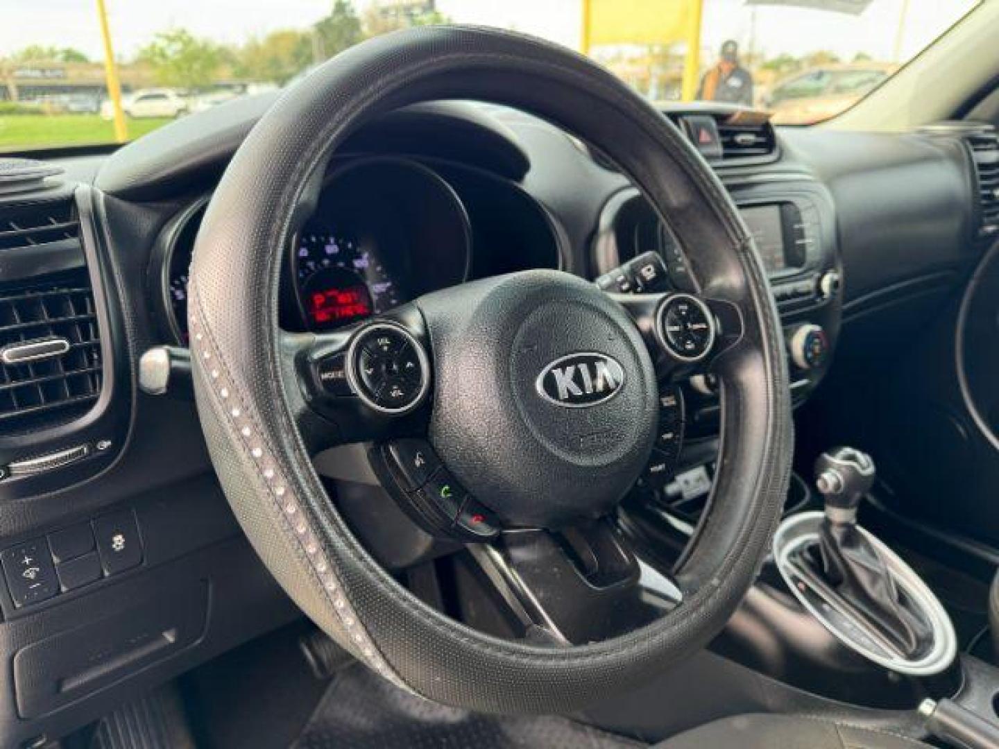 2018 GRAY Kia Soul Base 6A (KNDJN2A26J7) with an 1.6L L4 DOHC 16V engine, 6-Speed Automatic transmission, located at 2715 W Pioneer Pkwy, Arlington, TX, 76013, (817) 265-9009, 32.710262, -97.153236 - Photo#14