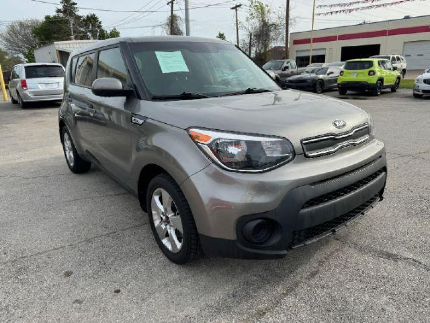 2018 GRAY Kia Soul Base 6A (KNDJN2A26J7) with an 1.6L L4 DOHC 16V engine, 6-Speed Automatic transmission, located at 2715 W Pioneer Pkwy, Arlington, TX, 76013, (817) 265-9009, 32.710262, -97.153236 - Photo#4