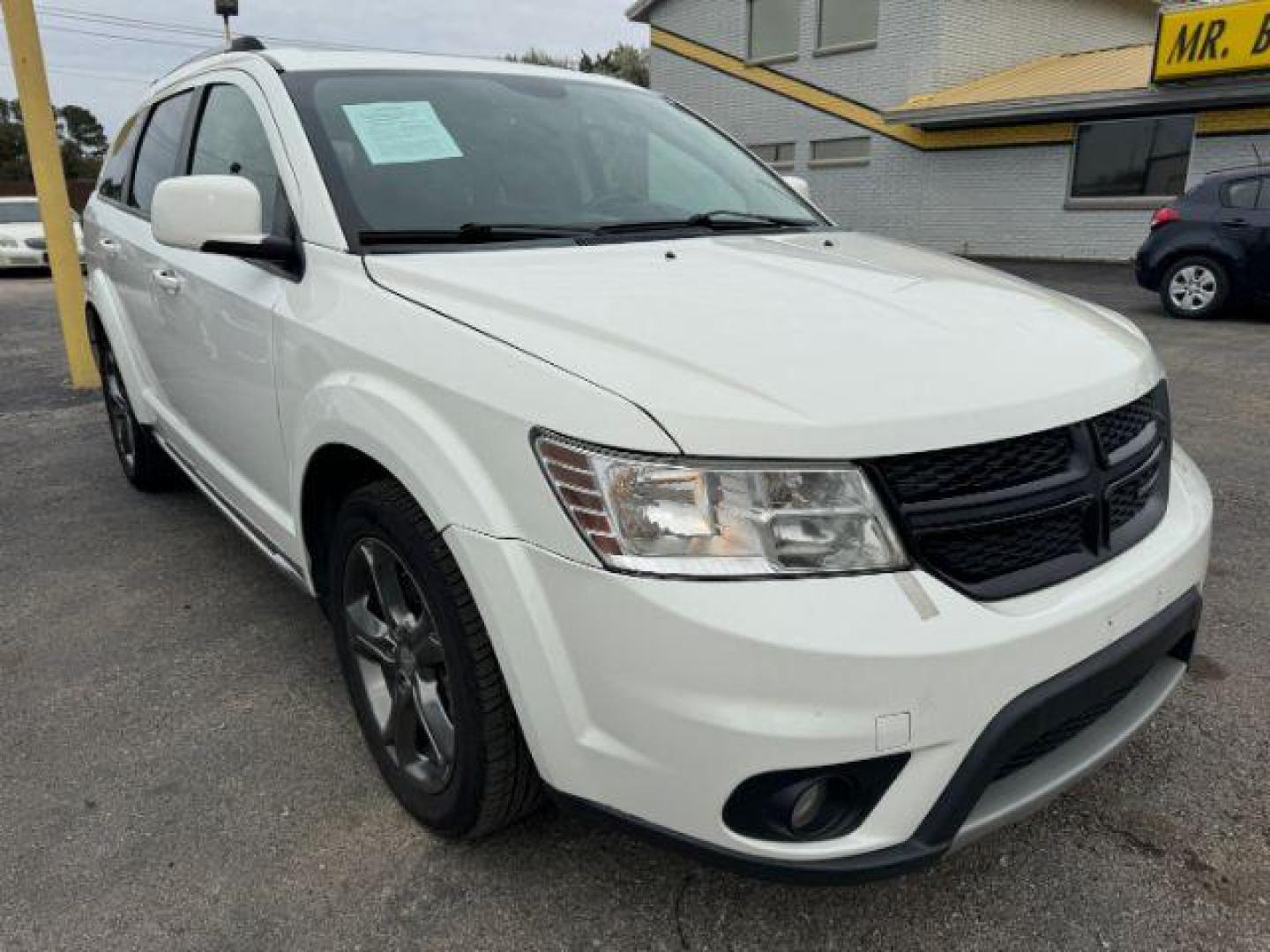 2017 WHITE Dodge Journey Crossroad FWD (3C4PDCGG7HT) with an 3.6L V6 DOHC 24V engine, 4-Speed Automatic transmission, located at 2715 W Pioneer Pkwy, Arlington, TX, 76013, (817) 265-9009, 32.710262, -97.153236 - Photo#4