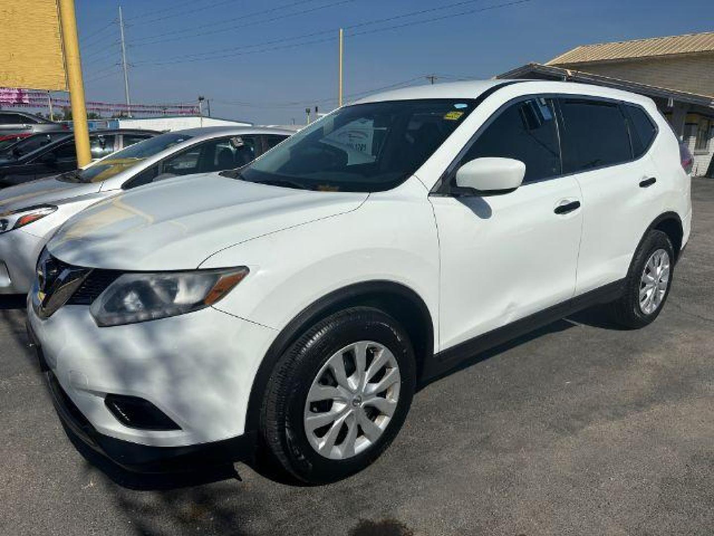 2016 WHITE Nissan Rogue S 2WD (KNMAT2MT3GP) with an 2.5L L4 DOHC 16V engine, Continuously Variabl transmission, located at 2715 W Pioneer Pkwy, Arlington, TX, 76013, (817) 265-9009, 32.710262, -97.153236 - Photo#2